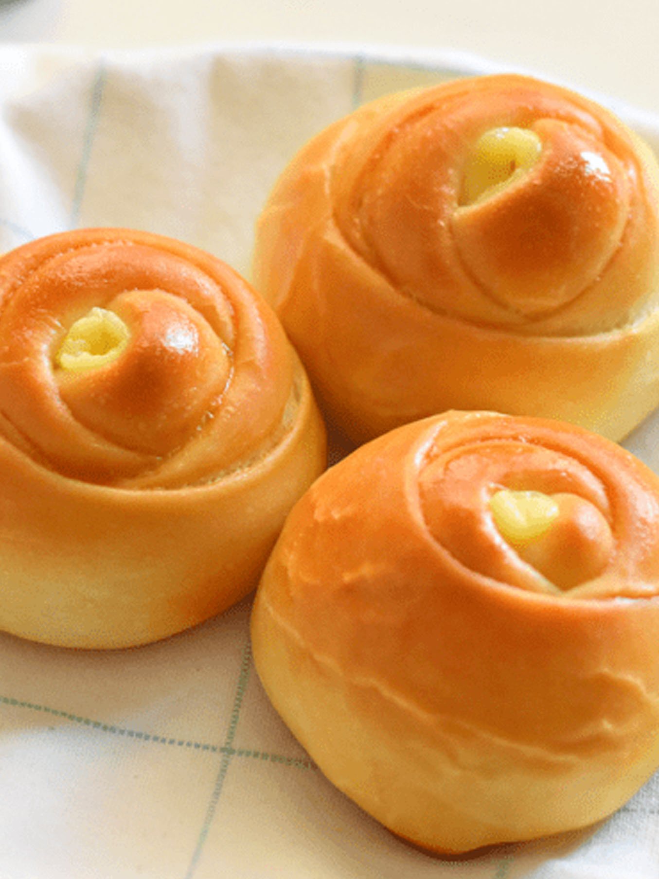 CUSTARD ROLL 